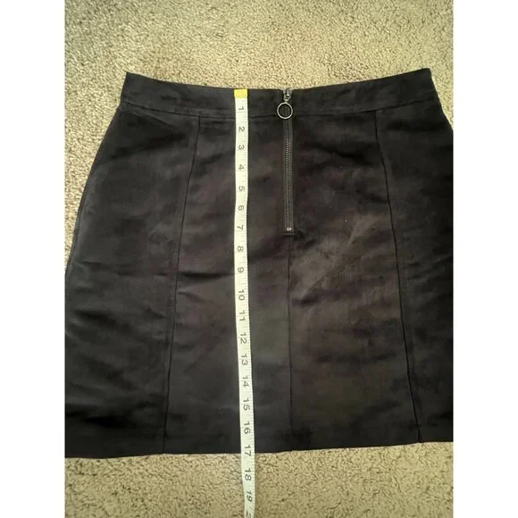 Old Navy Black Suede Utility Front Pocket Zipper Mini Skirt - Size 6 - Picture 9 of 9